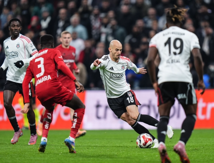 Beşiktaş, Dolmabahçe'de yine galibiyeti kaçırdı: Taraftarın isyanı ve sakatlıklar maçı gölgeledi