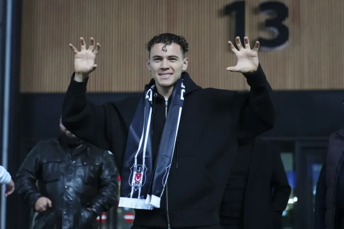 Beşiktaş'ın yeni transferi Asllani İstanbul'da! Kartal pozuyla ilk mesajı verdi