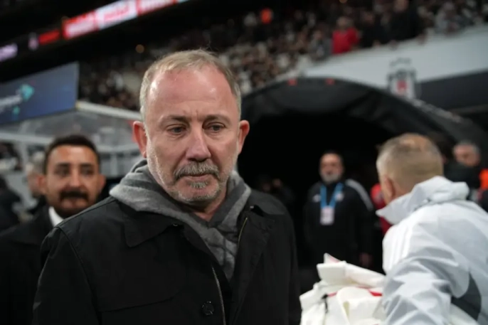 Beşiktaş'ta sürpriz değişiklik: Rıdvan Yılmaz ilk 11'e döndü, Uduokhai kadroda yok
