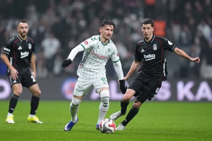 Beşiktaş taraftarından yönetim istifa sesleri yükselirken Konyaspor'u devirdi