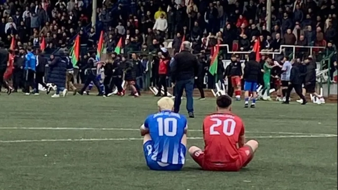 Bilecik'te duygusal anlar: Penaltıyı kaçıran futbolcunun abisi şampiyonluk kutlamasında yanındaydı