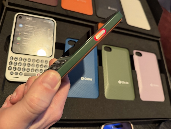 BlackBerry'nin ruhu geri dönüyor: Fiziksel klavyeli yeni telefon görücüye çıktı