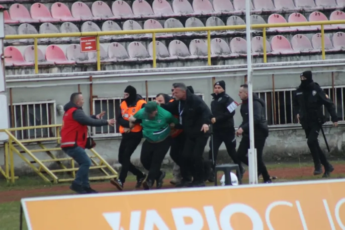 Boluspor-Sakaryaspor maçında olay çıktı: İki taraftar kelepçelendi!
