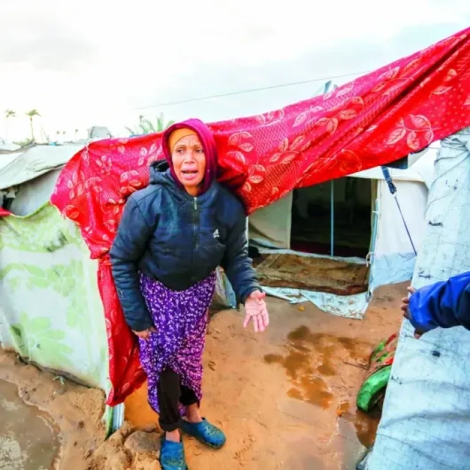 Bombalar suskun ama fırtına vuruyor: Gazze'de yerinden edilmiş on binler için yaşam daha da zorlaştı