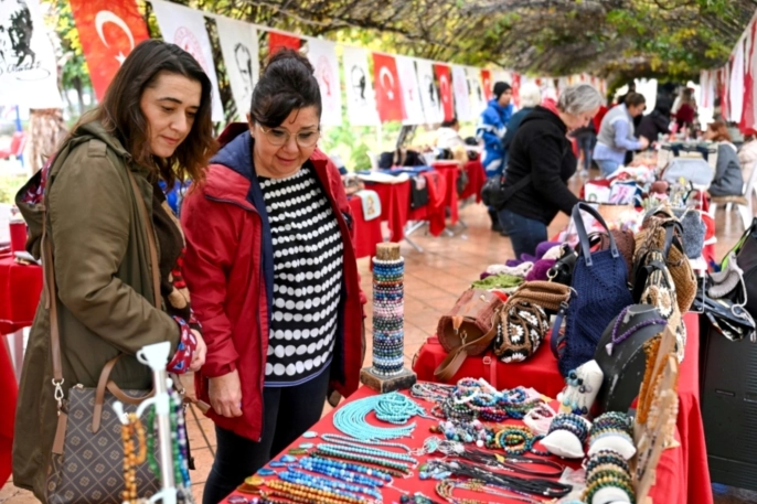 Bornova'da Yılbaşı Hediyelik Eşya Günleri Kadın Emeğini Parlatıyor