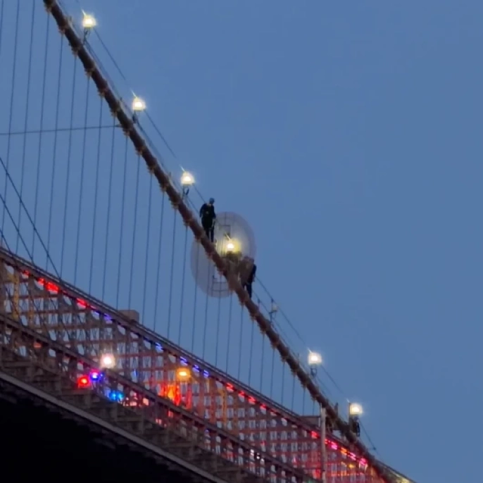 Brooklyn köprüsü'nde nefes kesen tırmanış: Trafik felç oldu