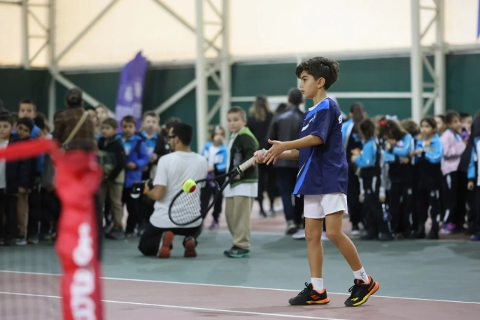 Bursa'da 600 öğrenci ücretsiz tenis eğitimi alacak