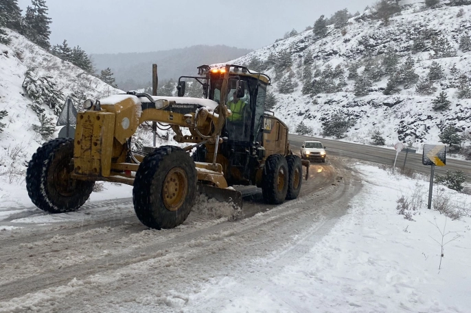 Bursa'da Karla Mücadelede Son Durum: 94 Mahalle Yolu Açıldı, Ekipler Tehdit Altında
