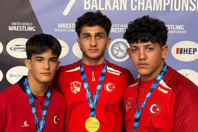 Bursalı güreşçiler Balkan Şampiyonası'nda 3 madalya aldı