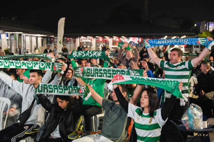 Bursaspor maçı Osmangazi Meydanı'nda izlendi