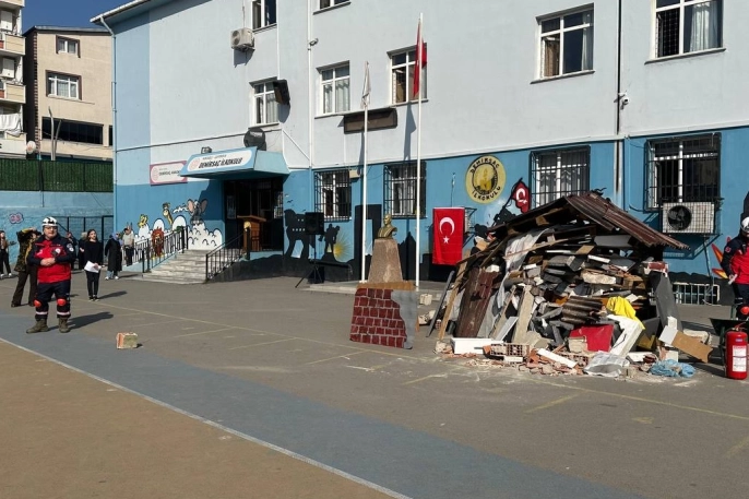 Çayırova'da ÇAK-TİM, afet bilincini artırmak için tatbikat düzenledi
