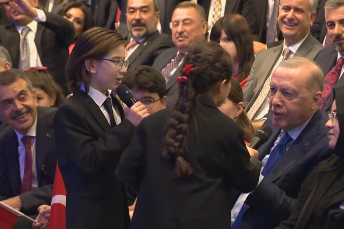 Cumhurbaşkanı Erdoğan, çocuklarla birlikte türkü söyledi