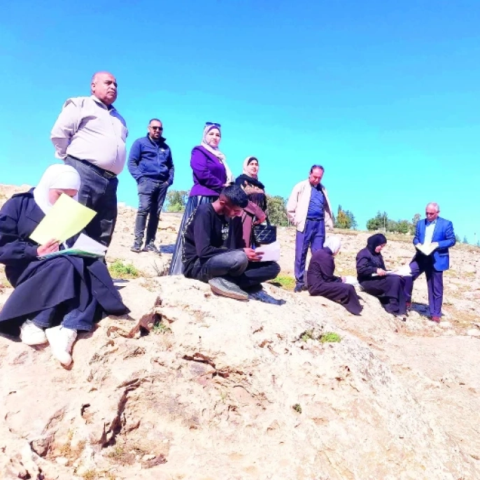 Dikenli tellerle kesilen umutlar: Filistinli çocuklar eğitimleri için açık havada direniyor