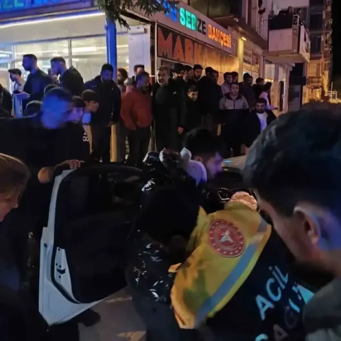 Diyarbakır'da korkunç kaza: 4 yaralı, otomobil iş yerine daldı!