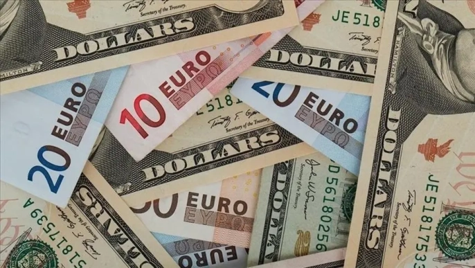 Dolar düşüşte, Euro zirvede: Fed beklentileri piyasaları sallıyor!