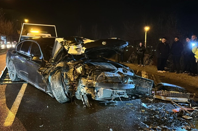 Düzce'de kan donduran kaza: Otomobil otobüse böyle çarptı, 5 kişi yaralandı!
