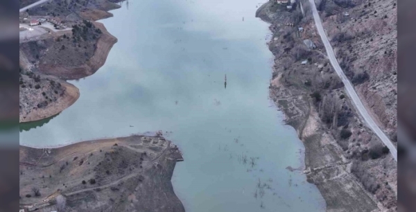 14 yıl sonra su yüzüne çıkan köy, karların erimesiyle yeniden tarihe gömüldü