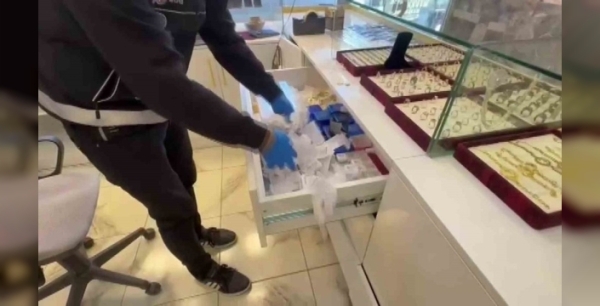 Adana'da Şok Tefecilik Operasyonu: Kuyumcu Görünümlü İşyerlerinde Milyonluk Çekler ve Silahlar Ele Geçirildi