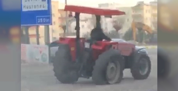 Adıyaman'da akılalmaz manzara: Tekerleği patlayan traktör 3 teker üzerinde yol aldı!