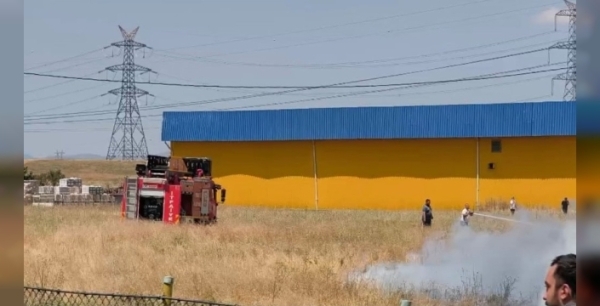 Anız yangını sanayi sitesini tehdit etti ama itfaiye kahraman gibi yetişti