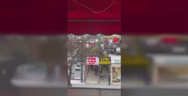 Ankara'da berberler arasında sopalı kavga dehşeti kamerada
