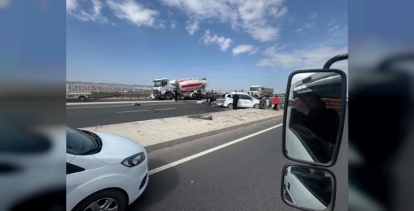 Ankara'da korkutan kaza: Otomobil bariyerlere saplandı