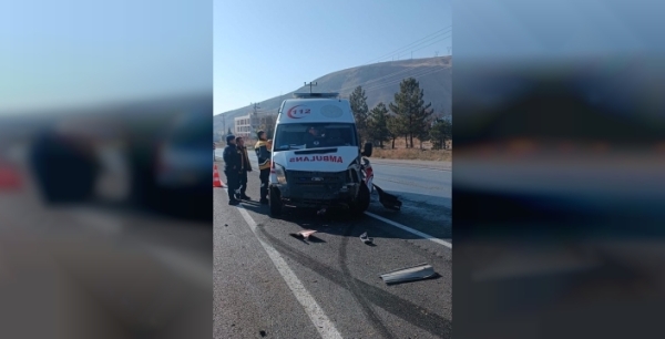 Anne-bebek kazası! Ambulans ile otomobil çarpıştı, minik bebek tedbir amaçlı hastaneye kaldırıldı!