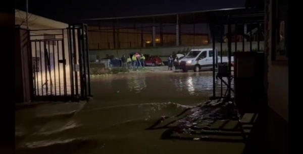Antalya'da taşan dere 29 bloklu siteyi sular altında bıraktı, araçlar su içinde kaldı