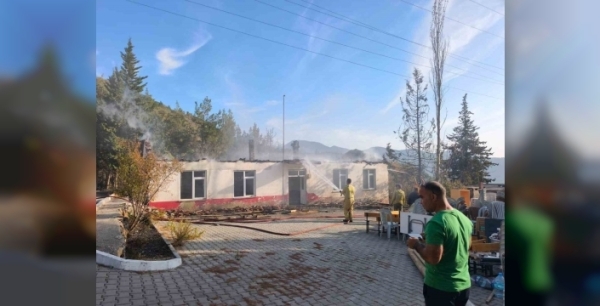 Antalya'da terk edilmiş okulda yangın paniği!