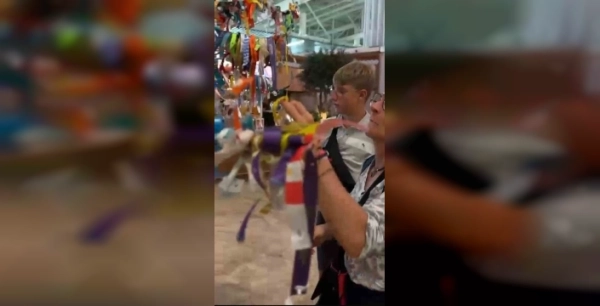 Antalya Havalimanı'nda dilek ağacı: Turistlerin bileklik koleksiyonu