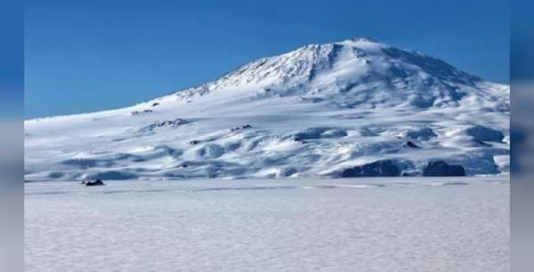 Antarktika'da olağanüstü doğa olayı: Gökyüzüne altın parçacıkları yayılıyor