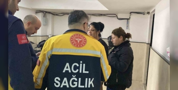 Asansörde mahsur kalan kadınlar itfaiye ekipleri tarafından kurtarıldı