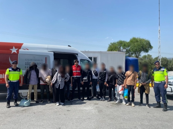 Aydın'da İnsan Kaçakçılığı Operasyonu: 21 Göçmen Yakalandı, Organizatörler Kaçamadı