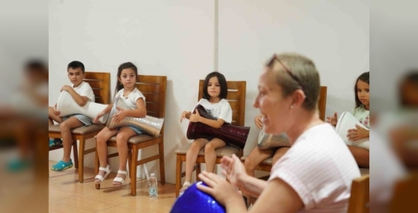 Ayvalık'ta minikler ritim atölyesinde hem eğleniyor hem gelişiyor