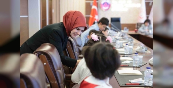 Bakan Göktaş, çocukları bakanlıkta ağırlayarak bayram coşkusunu paylaştı