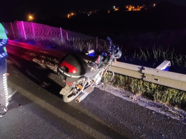 Bariyerlere Sıkışan Plakasız Motosiklet 