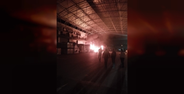 Başakşehir'de korkutan yangın: Minibüs alev alev yandı