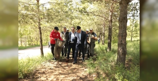 Bayburt'ta 'Orman benim' etkinliğiyle çevre temizliği yapıldı
