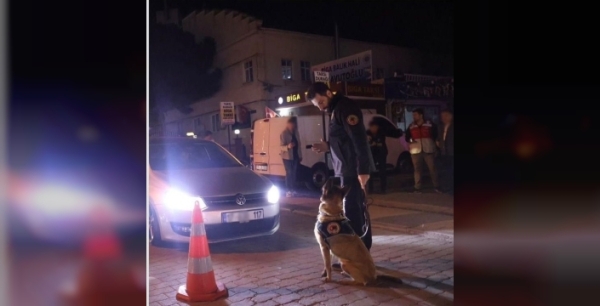 Biga'da eğlence mekanlarına nefes kesen denetim: Ruhsatsız silahlar ve kumarbazlar yakalandı!