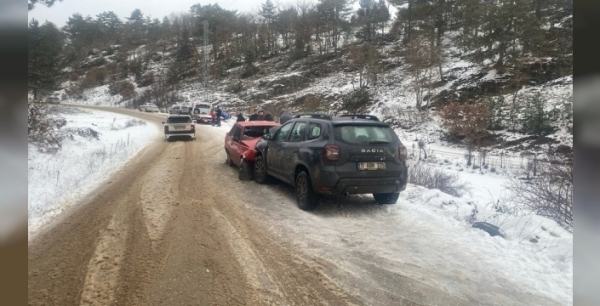 Bilecik'te trafik kazasında 4 kişi yaralandı