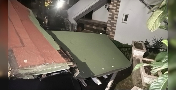 Bodrum'da fırtına: Sundurma araçların üzerine yıkıldı