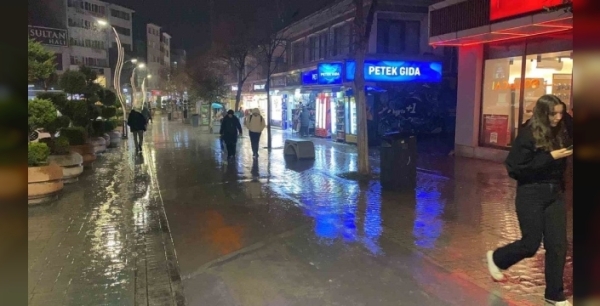 Bolu'da ani bastıran sağanak, vatandaşları hazırlıksız yakaladı: Şehir merkezinde hayat durdu