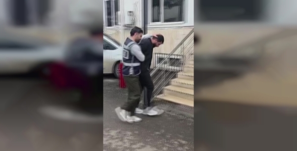 Boşanma aşamasındaki eşinin evine zarar veren koca adliyeye sevk edildi