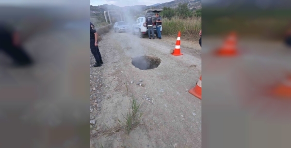 Bozköy yolunda oluşan obruk, vatandaşları tedirgin ediyor