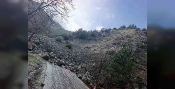Buldan'da toprak kayması, bir mahalle yolunu kapattı