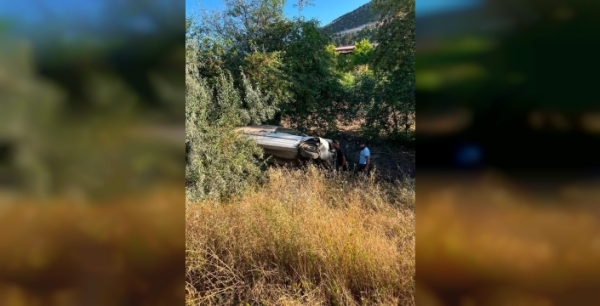 Burdur'da yürekler ağızlara geldi: Hafif ticari araç tarlaya uçtu, 3 yaralı!