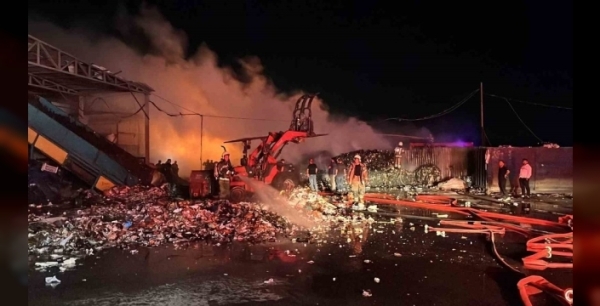 Bursa'da geri dönüşüm tesisi alevler içinde kaldı: Geceyi aydınlatan yangınla mücadele