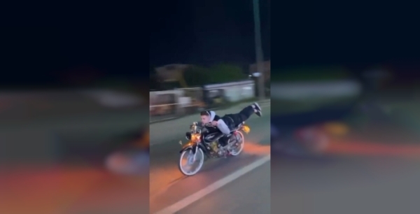 Bursa'da motosikletli sürücüden akıl almaz tehlikeli şov