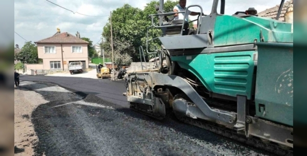 Bursa'da yollar yenileniyor: Karacabey Yenikaraağaç Mahallesi'nde asfalt çalışmaları başladı