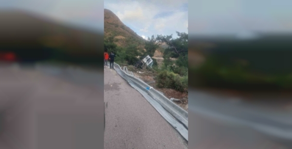 Datça'da virajı alamayan tır devrildi: 1 kişi yaralandı